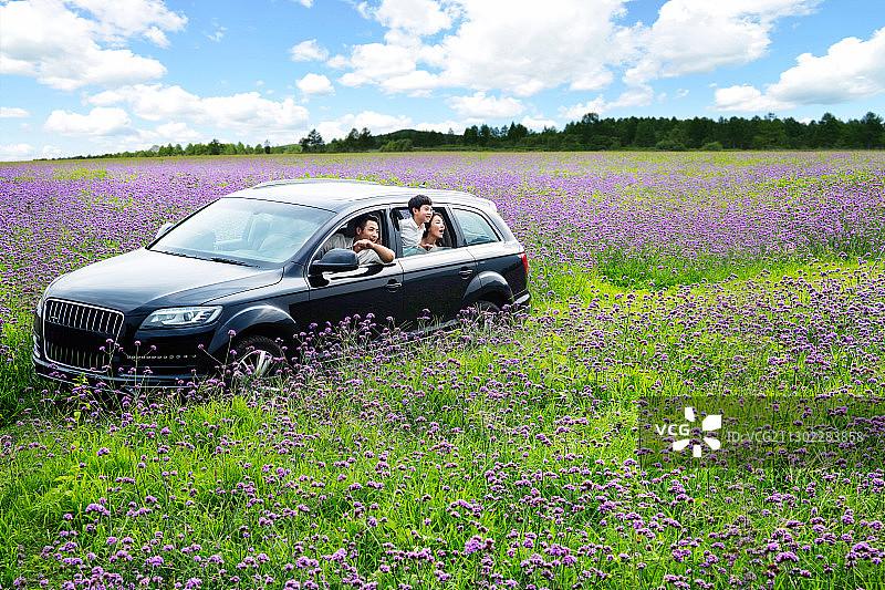 快乐的一家三口自驾游图片素材