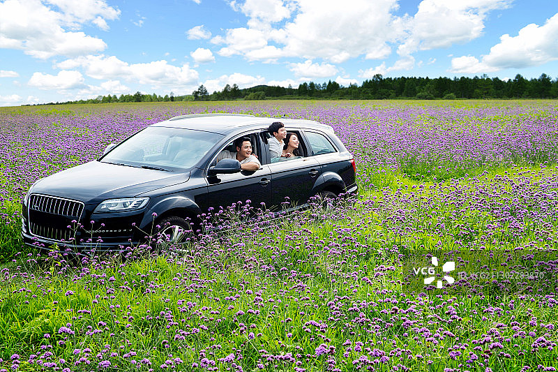 快乐的一家三口自驾游图片素材