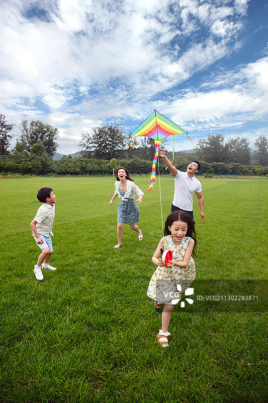 快乐的一家四口放风筝图片素材