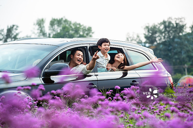 快乐的一家三口自驾游图片素材