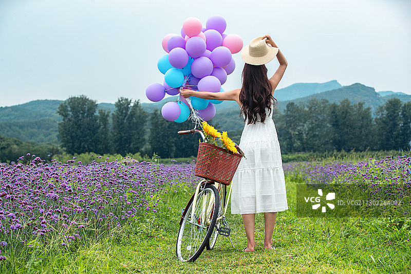 青年女人站在花海里图片素材
