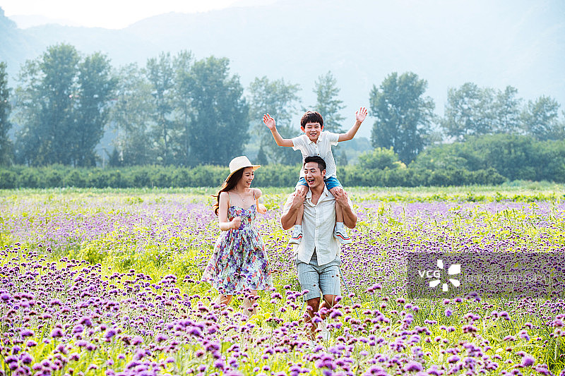 快乐的一家三口在户外玩耍图片素材