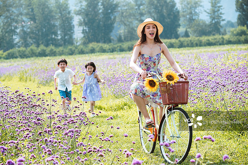 青年女人带着孩子们骑车郊游图片素材