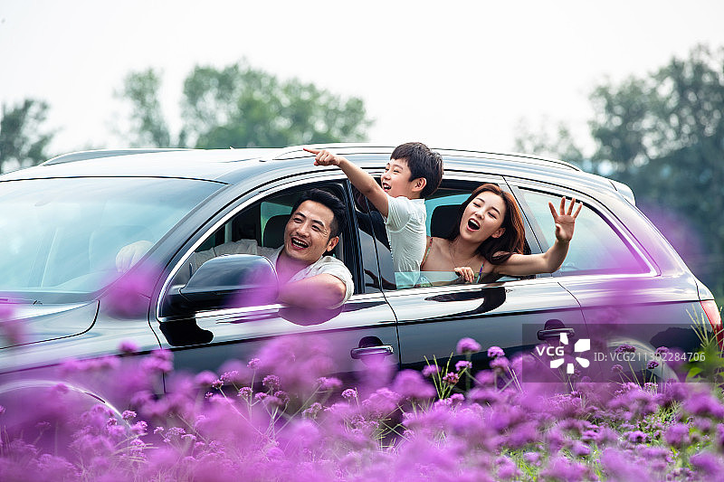 快乐的一家三口自驾游图片素材