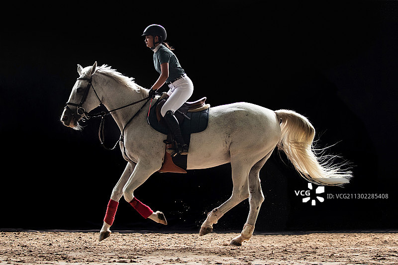 骑马的帅气女孩图片素材