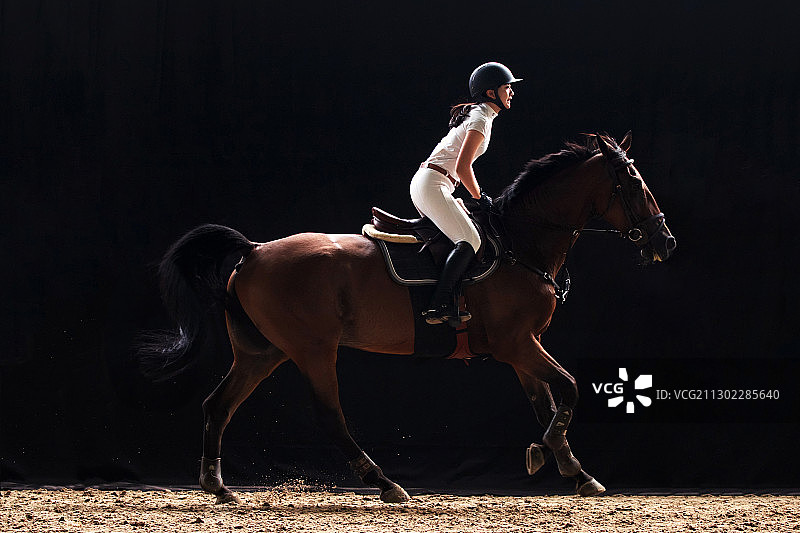 骑马的漂亮年轻女子图片素材