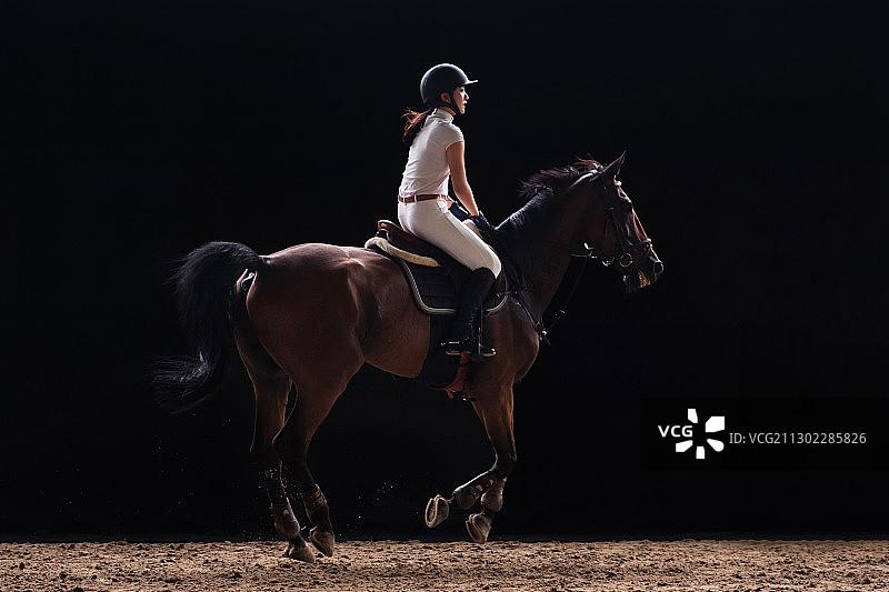 骑马的漂亮年轻女子图片素材