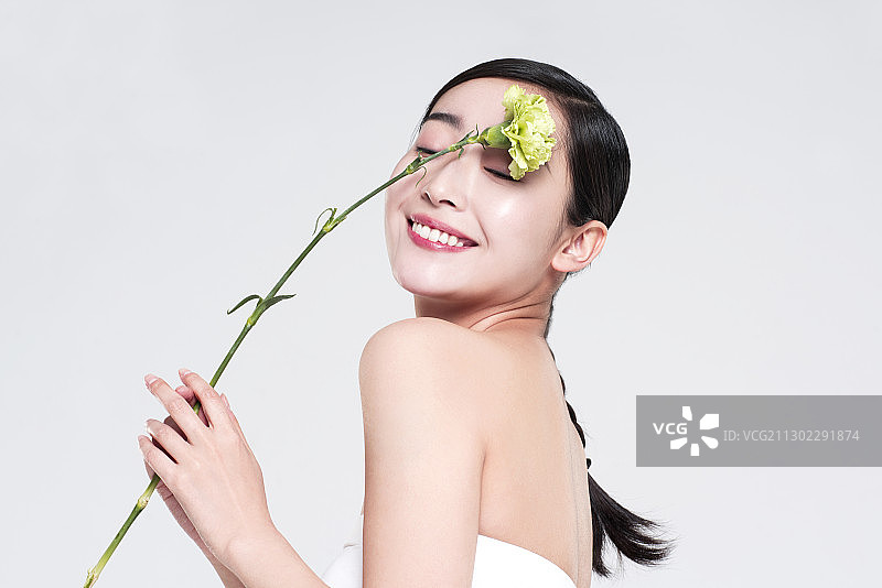 美女拿着花图片素材