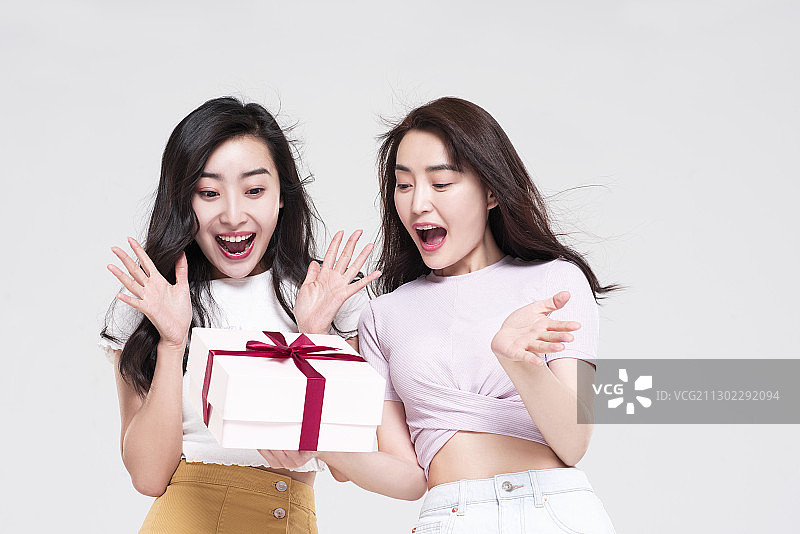 年轻女子送闺蜜礼物图片素材