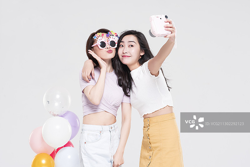 闺蜜俩用拍立得自拍图片素材