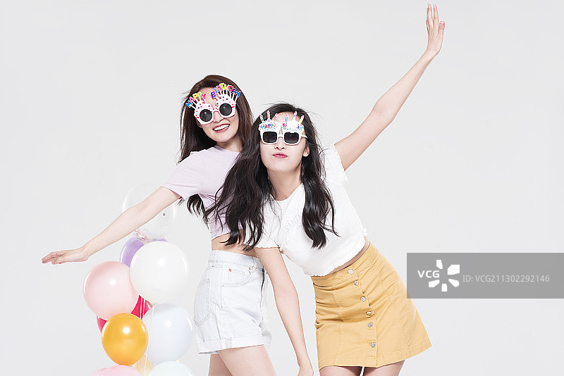 闺蜜一起庆祝生日图片素材