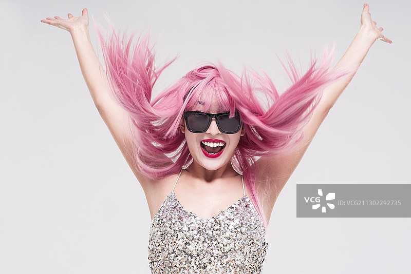 粉色头发美女大喊大叫图片素材