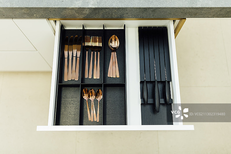 厨房抽屉里的餐具托盘图片素材