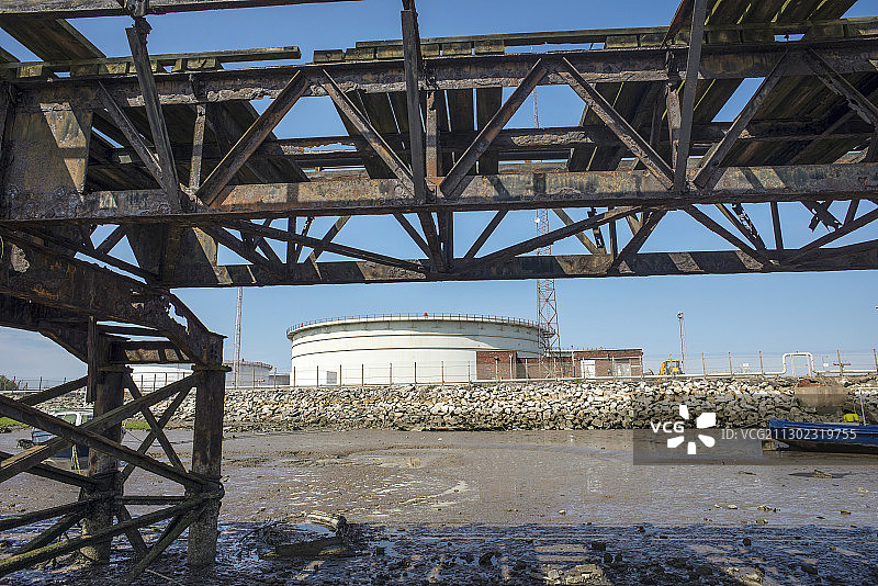 默西塞德郡默西河口的锈迹斑斑的码头和储油罐图片素材