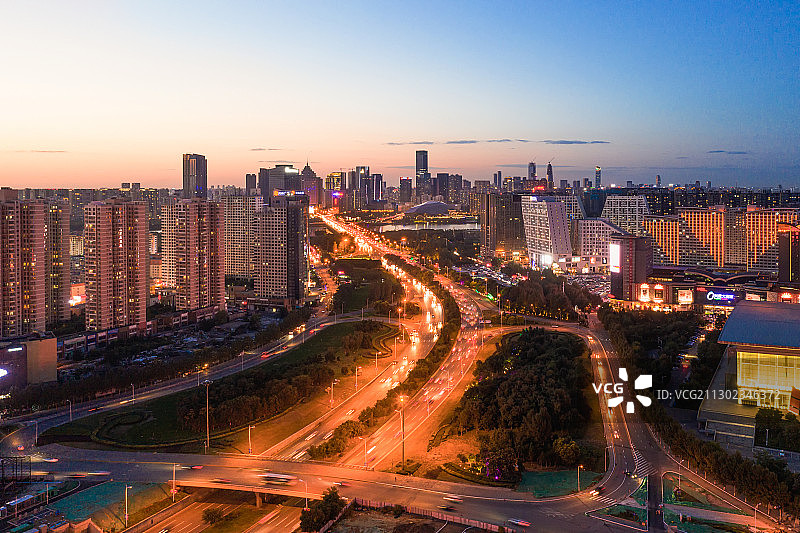 沈阳浑南青年大街傍晚城市风光图片素材