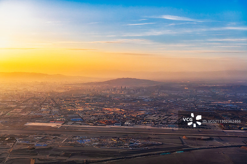 新疆乌鲁木齐地窝堡国际机场与城市天际线航拍图片素材