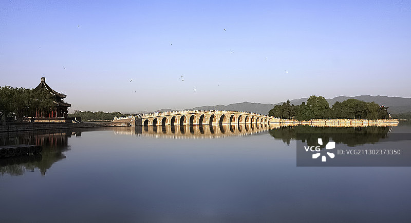 颐和园的十七孔桥与廓如亭和南湖岛图片素材