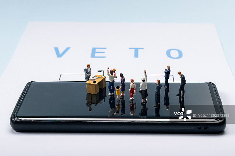 手机上在互联网投票选票做选择思考的人群图片素材