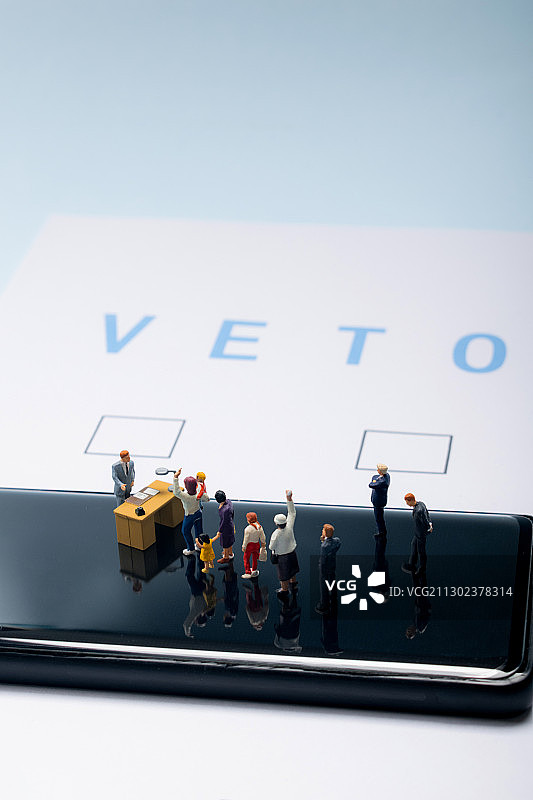 手机上在互联网投票选票做选择思考的人群图片素材