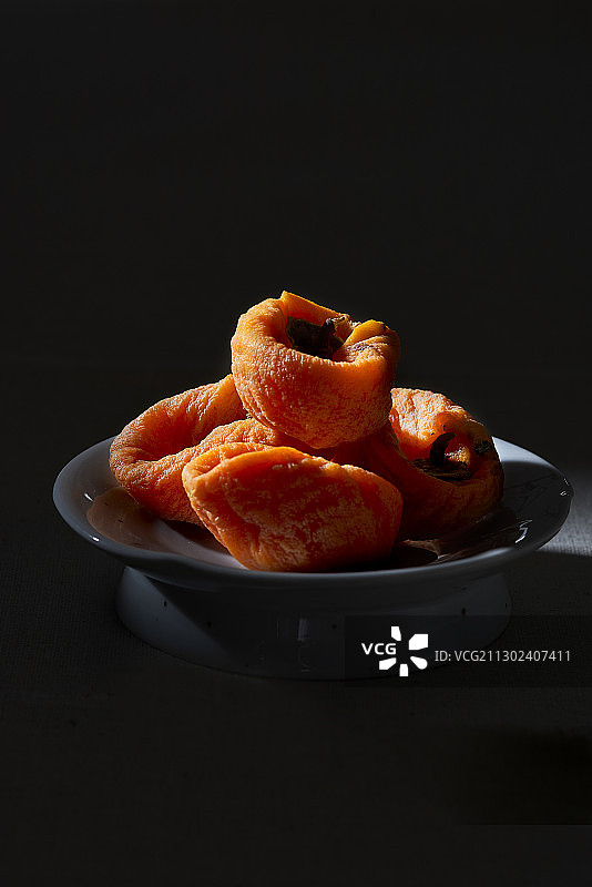 黑色背景上的柿饼图片素材