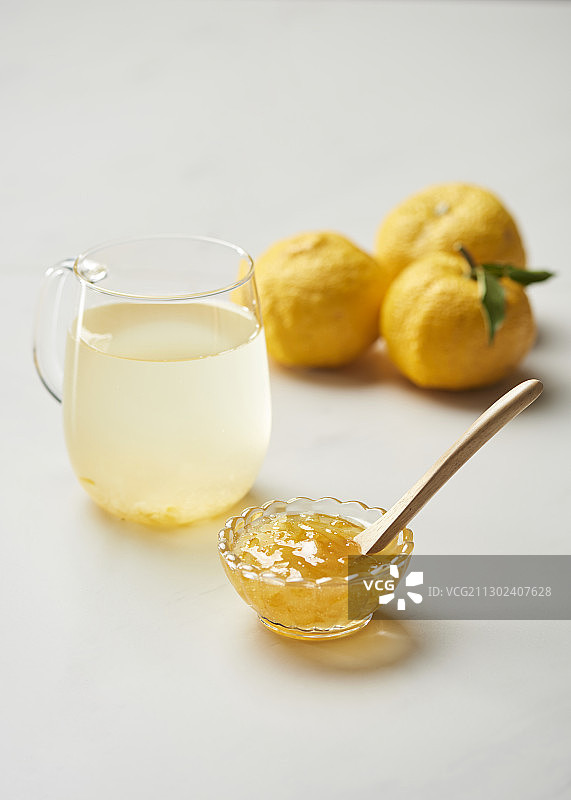 蜂蜜柚子茶与三个柚子图片素材