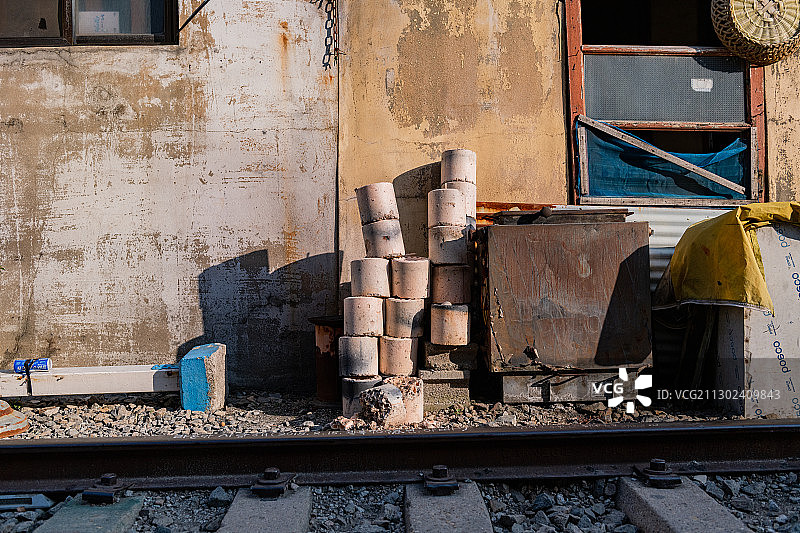 铁路旁房屋前的蜂窝煤图片素材