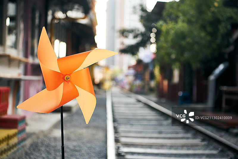 纸风车与铁路村庄背景图片素材