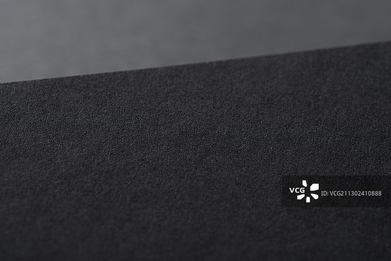 黑色背景上的黑色名片特写图片素材