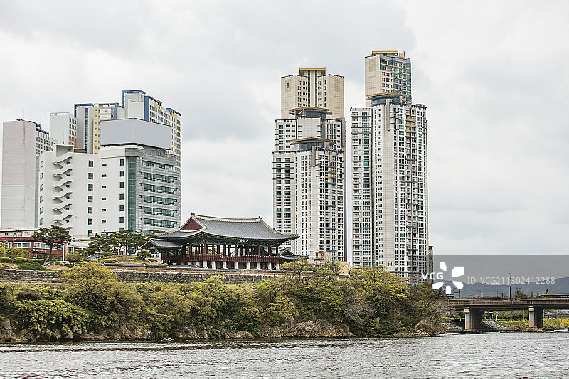 河流、公寓和传统建筑城市景观图片素材