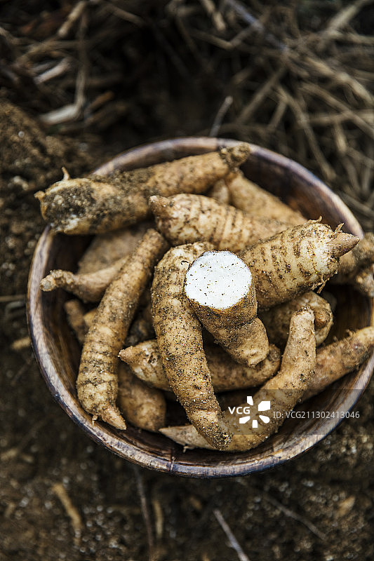 木篮中堆放的天麻图片素材