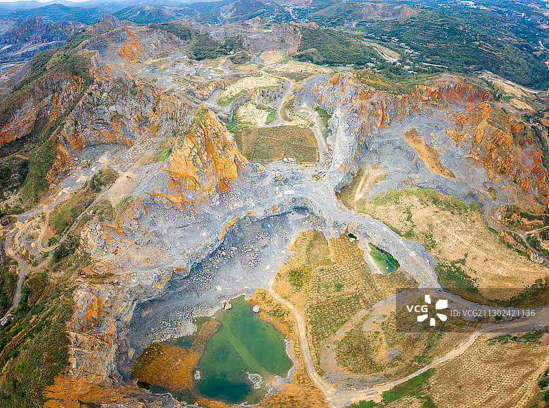 千疮百孔的山图片素材