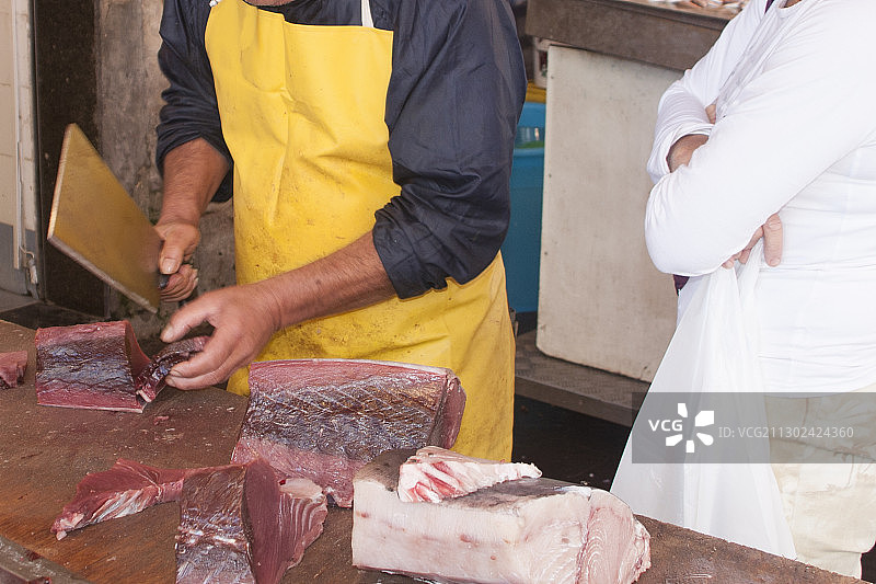 在锡拉丘兹公共市场切金枪鱼出售的鱼贩图片素材