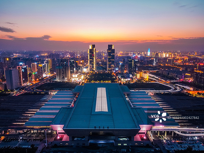 郑州东站双子塔暮色图片素材