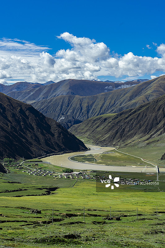 通天河畔的村落，藏民的生存智慧图片素材