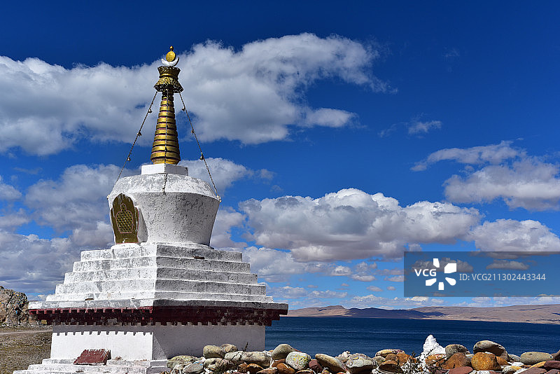 西藏纳木错扎西半岛扎西寺藏传佛教白塔图片素材