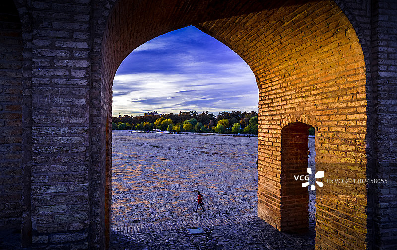 夕阳下的三十三孔桥图片素材