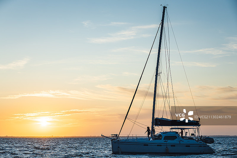 迈尔斯堡的海上日出和帆船图片素材