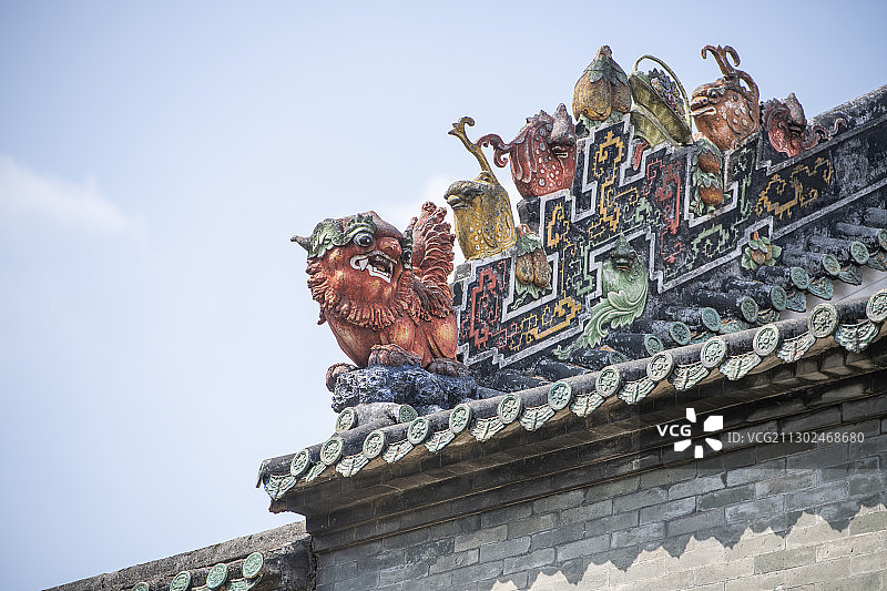 中国广州著名旅游景点陈家祠的屋顶雕塑图片素材
