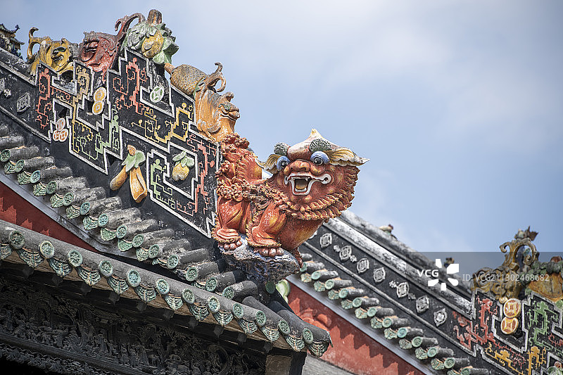 中国广州著名旅游景点陈家祠的屋顶雕塑图片素材