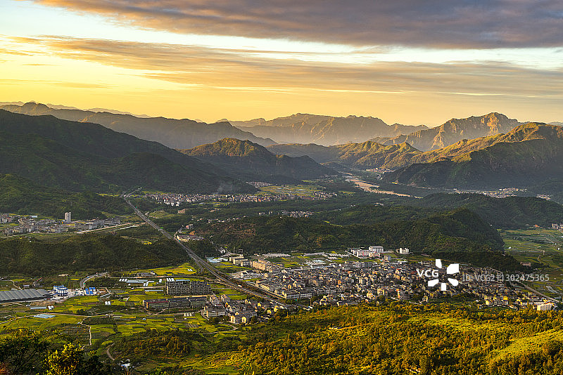 楠溪江周边的山脉村庄以及美丽的朝霞光影图片素材