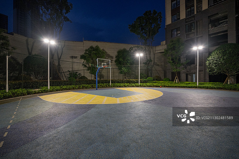 夜晚灯光下的篮球场图片素材