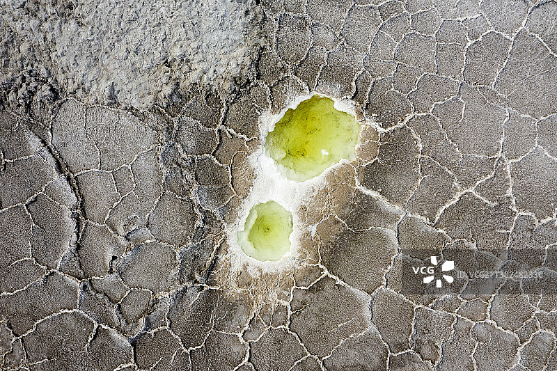 高视角下的盐湖风景图片素材