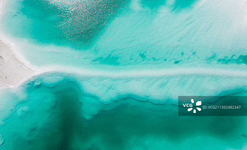高视角下的盐湖风景图片素材