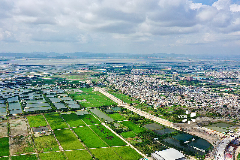 大片农田公路图片素材