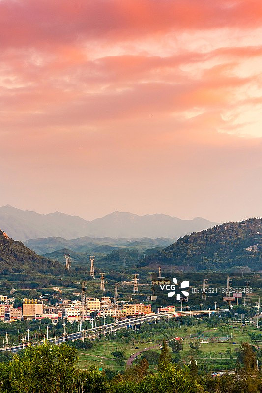 小镇红霞映满天图片素材