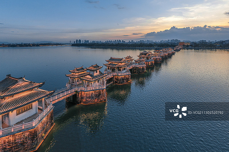 广东潮州广济桥航拍夜晚全景图片素材