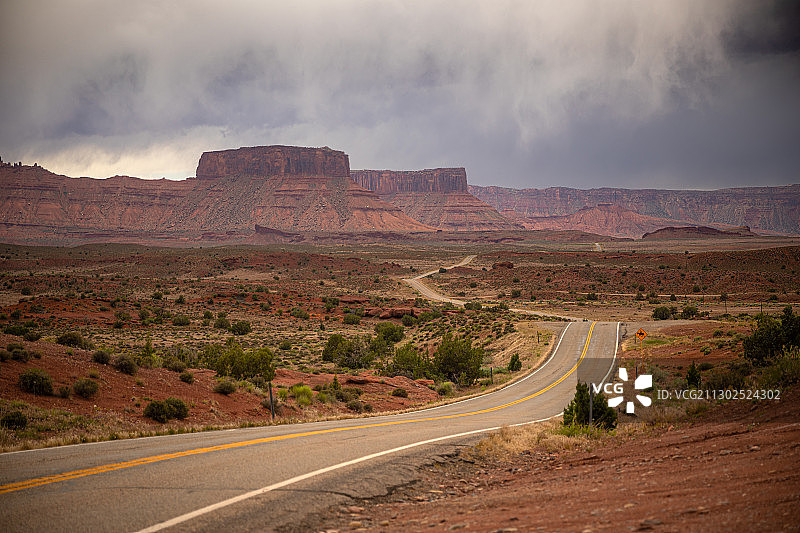 美国犹他州摩押山区公路风光图片素材