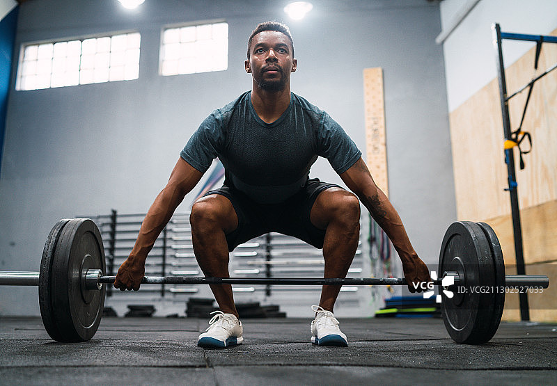 男人在健身房举杠铃图片素材