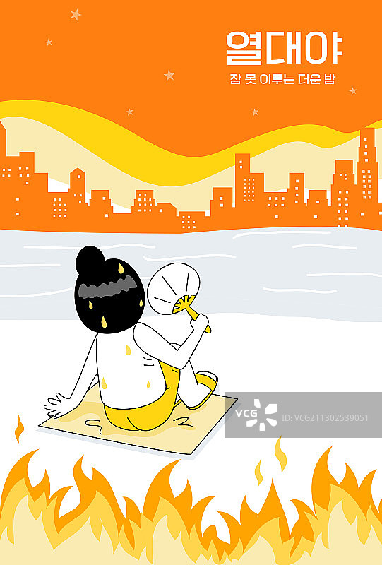 由于夜晚高温，女人坐在室外用风扇降温图片素材