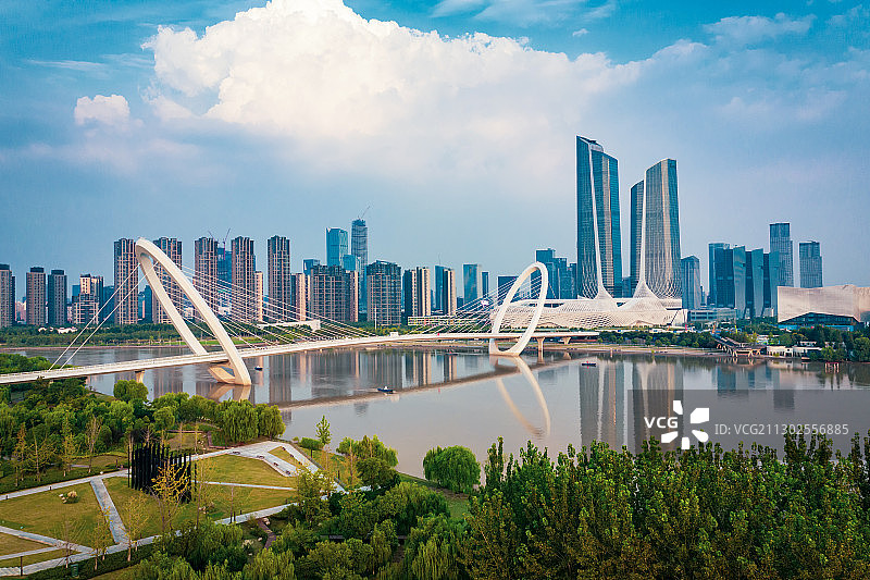 江苏南京夹江南京眼步行桥城市天际线风光图片素材